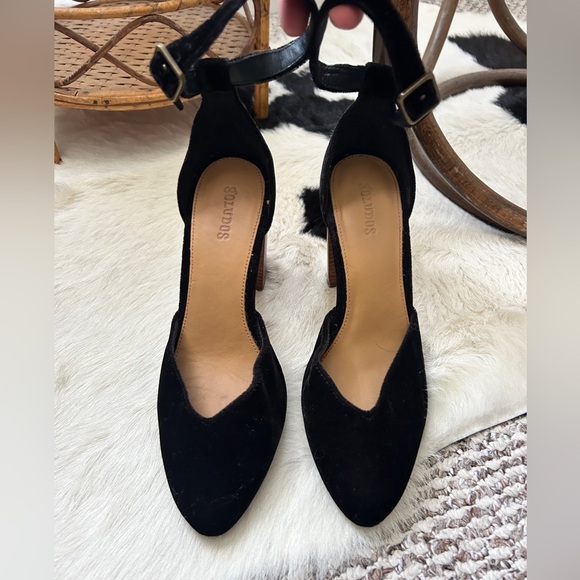 Pair of black velvet Soludos heels from Anthropologie - Picture 2 of 7